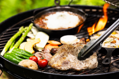 「ジュー」と焼ける肉の音、炭の香り、美味しそうな色に変化する食材たち。BBQの醍醐味を満喫♪ 「ジュー」と焼ける肉の音、炭の香り、美味しそうな色に変化する食材たち。BBQの醍醐味を満喫♪