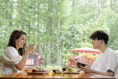 爽やかな朝日が差し込むドイツ風カフェで、朝の美味しいひとときを。 爽やかな朝日が差し込むドイツ風カフェで、朝の美味しいひとときを。