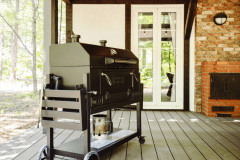 【大型BBQグリル完備】蓋付きだから効率よく火が通り、料理の幅もグンと広がります！