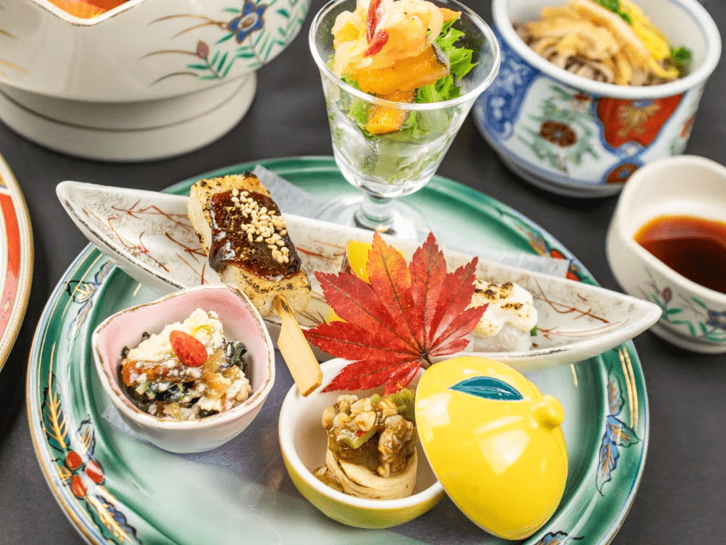 2025年11月12月《お献立の一例》前菜：焼湯葉蕎麦の実掛け、河豚の白子クリーム炙り、柿の白和え他
♪