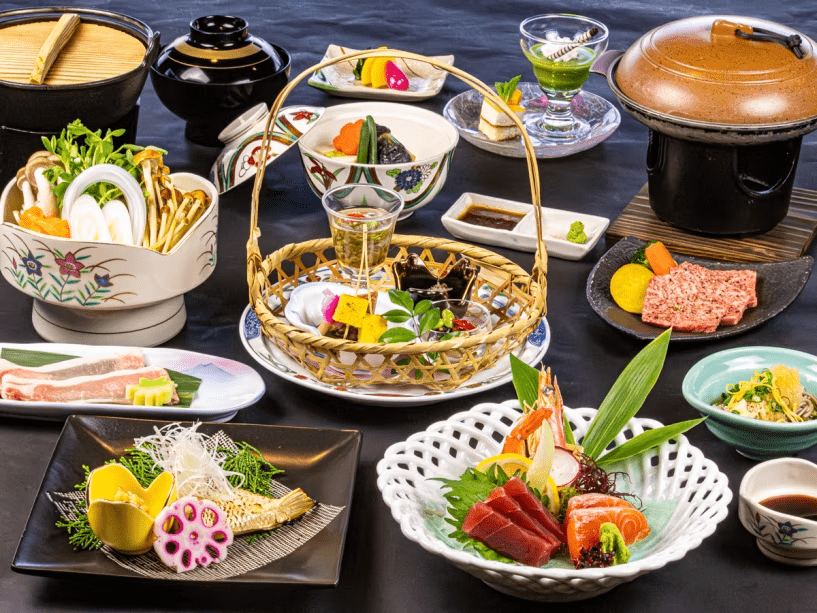 2026年5月6月《お献立の一例》長野県特産の「信州サーモン」をはじめ、旬の食材を活かした「初夏」の和洋折衷創作会席膳をご用意致しました♪