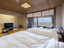 和室/ベッド（10畳と4.5畳の二間）広縁・トイレ付き