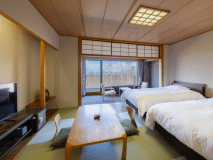 和室/ベッド（10畳と4.5畳の二間）広縁・トイレ付き