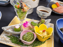 2026年3月4月《お献立の一例》前菜：しその実こごみ、うどと筍酢味噌和え、若桃甘露煮、人参と豆のハニーマスタード和え、桜海老福草焼、桃の三色チーズ、あさりバジル松葉串♪