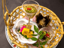 2026年5月6月《お献立の一例》前菜：順才加減酢、青パパイヤ夏野菜彩り和え、鮎土佐煮、蜀黍カステラ、穴子煮こごり♪
