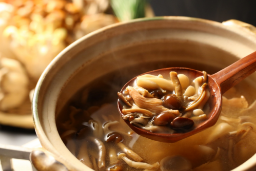 期間限定でご朝食に【きのこ汁】をご用意しております。 期間限定でご朝食に【きのこ汁】をご用意しております。