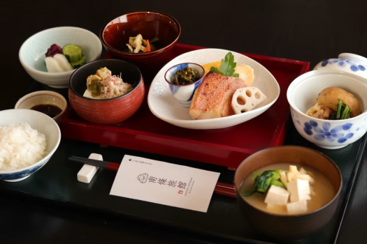 南條旅館の朝食御膳 旬の食材を取り入れた、身体に優しい和食膳をご用意いたします。 南條旅館の朝食御膳 旬の食材を取り入れた、身体に優しい和食膳をご用意いたします。