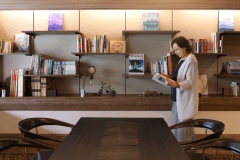 ロビーの本棚には信州の歴史にまつわる本や、花や音楽、漫画など、さまざまな本がございます。