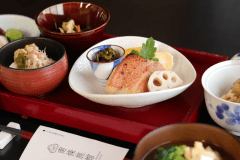 南條旅館の朝食御膳　旬の食材を取り入れた、身体に優しい和食膳をご用意いたします。