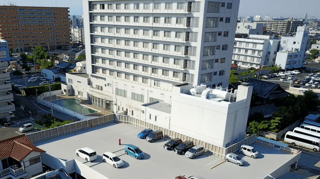 当ホテル裏側の立体2階建て第二駐車場