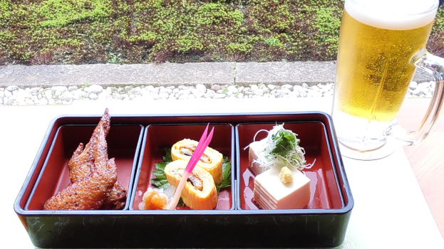 ラン限定晩酌セット内容生ビールおつまみ三種盛（左：手羽黄金揚げ　真中：鰻巻き　右：冷奴）※三種盛の内容は日により異なります。