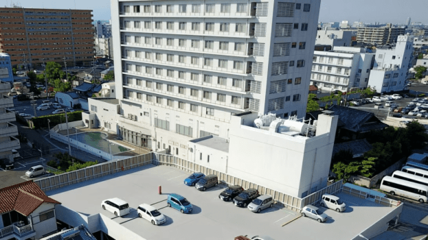 当ホテル裏側の立体2階建て第二駐車場