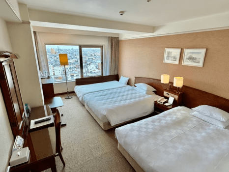 28平米の広々としたデラックスツインルーム。ダブルベッド2台＋ソファーベッド1台で、3名様でもゆったりご利用いただけます。