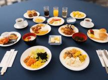 Enjoy a selection of approximately 45 Japanese and Western breakfast items to suit your taste.
Hours: 6:30 AM&ndash;9:30 AM (Last entry: 9:00 AM)
