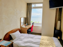 ペットと一緒にご宿泊可能です。
ベットはセミダブルが1つとなっております。
ベット幅120センチ。
ペット無しでもご宿泊可能です。