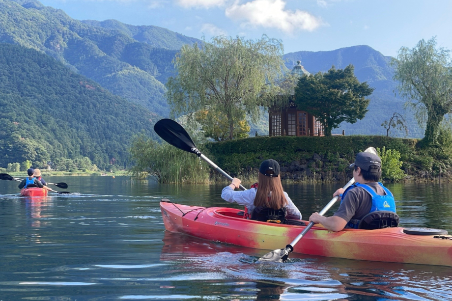 [Popular Plan!] Relax and Enjoy Nature with Stunning Views of Mount Fuji: Kayaking Experience Plan [10:30 AM Start] [Price Per Person] ~ Glamping Village Fuji Kawaguchiko ~
