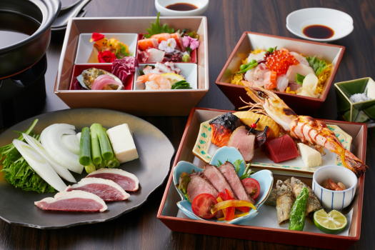 【ヴィラ客室】ダイニング 旬房 淡悦の「近江鴨すき鍋付き懐石弁当」をお部屋で（一例）