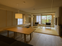 2024年6月誕生した客室プレミアムスイート｜贅を尽くしたミニマルデザインの特別室は、リビング・ダイニング・ベッドルームに分かれたスイートルーム