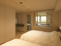 2024年6月誕生した客室プレミアムスイート｜贅を尽くしたミニマルデザインの特別室は、リビング・ダイニング・ベッドルームに分かれたスイートルーム