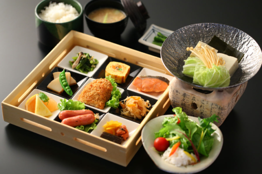 【夏・朝食セット：例】たくさんの味を楽しめます。たっぷり食べて１日の活力に！
