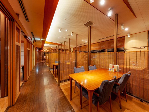 ～常磐　和食レストラン会場～　パーティションで区切りのテーブル卓、掘り炬燵、個室タイプなど