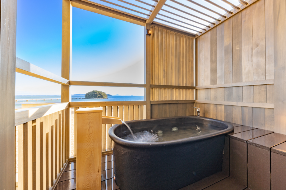 【『天然温泉』露天風呂付き客室×伊勢海老＆鮑の最上級会席】グレードアップ料理とお洒落な最新客室で寛ぐ