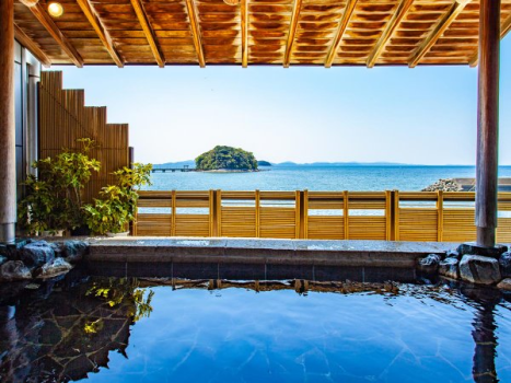 ～女性露天風呂　うららの湯～　大浴場内から入れる露天風呂。眼前に広がる三河湾と竹島の眺望を。