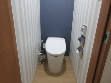 ベッドスペースに降り畳み式の棚、ハンガー掛け２個あります