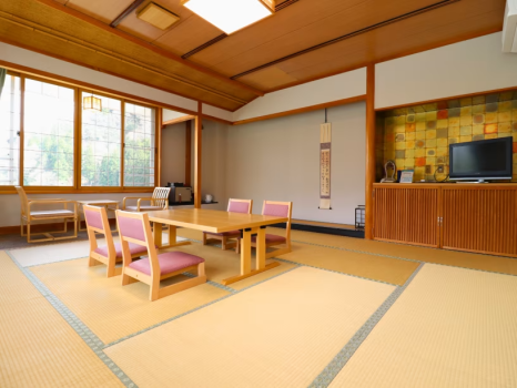 阿賀野川の見える角部屋１４帖（バス・トイレ付）