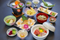 【お部屋食の一例】特選にいがた和牛の常夜鍋と、炭火焼のどぐろをお部屋で優雅に味わう特別なひととき。