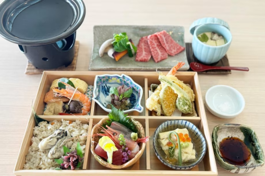 【お手軽/グルメ温泉旅】六ツ仕切を彩る ”繊細な料理”｜ドリンク1杯 無料特典付｜松花堂コース【ヴィラ】