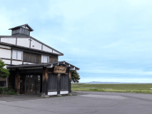 さんご草のすぐ傍に唯一佇む当館