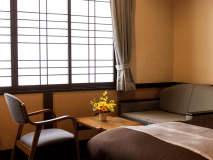 スタンダードツイン＜街側＞ソファでゆったりとお過ごしいただけます