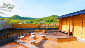 【展望露天風呂】風の匂いと景色が季節を感じさせる見晴らしのいいお風呂。