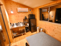 Cottage【ダイニング】シンクや冷蔵庫なども完備しています