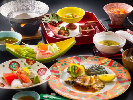 オープンキッチンレストラン旬の坊で提供される旬の彩り会席＆選べるグリル料理（一例）