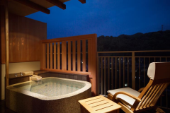 304号室 アートな空間で寛ぎ時間・1室限定露天風呂付客室【源泉かけ流し露天風呂付洋室】