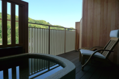 304号室 アートな空間で寛ぎ時間・1室限定露天風呂付客室【源泉かけ流し露天風呂付洋室】