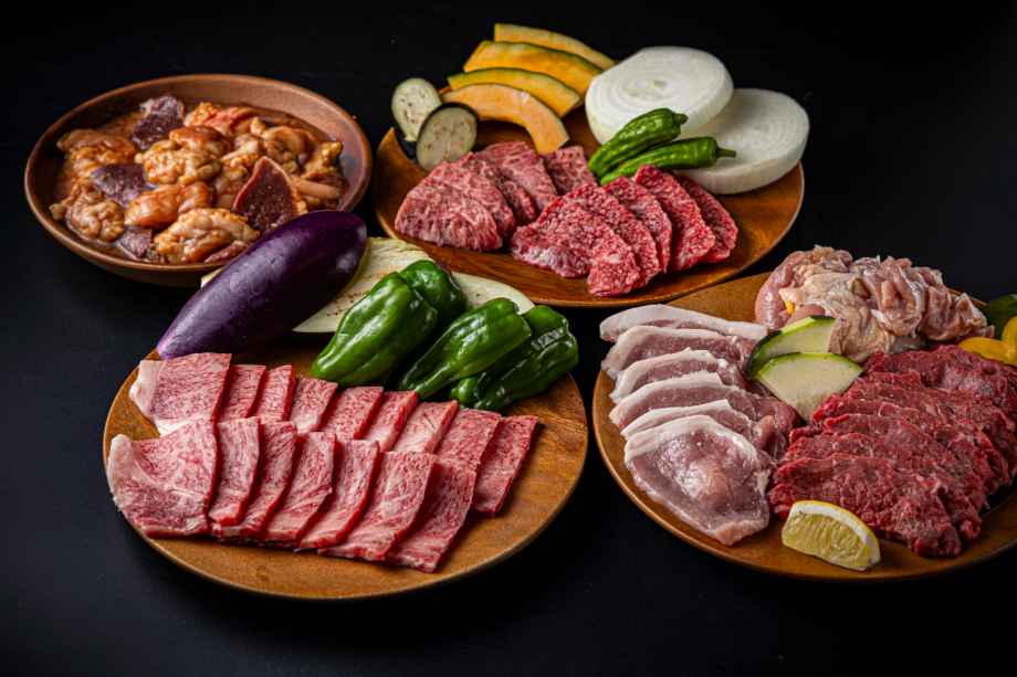 特選焼肉セットです
お肉を知り尽くしたプロが選ぶ美味しい焼肉セットです。
＊写真は2人前のイメージです。
＊野菜などは予告なく変更になる場合がございます。