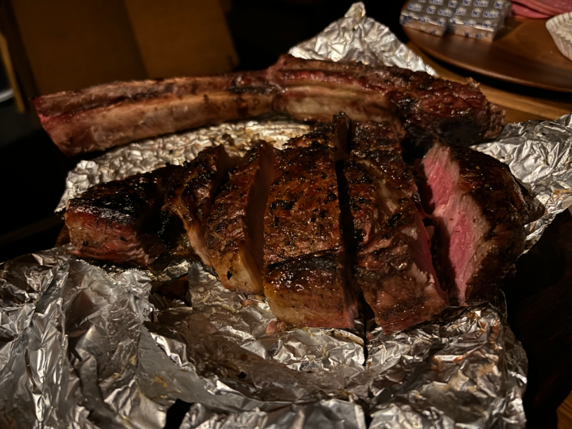 トマホーク肉です。各自焼いてお召し上がりください。焼き方レシピも用意します。
