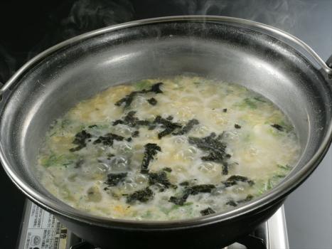 鍋のしめは、やっぱりカニ雑炊。カニのうまみを余すことなくご堪能していただけます。