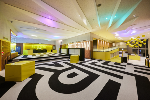 近代アートをイメージしたモダンカジュアルなロビー。