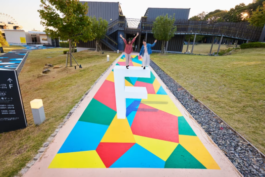 ロビーから宿泊棟に移動する間の道も、歩くだけで楽しいアートがいっぱい。