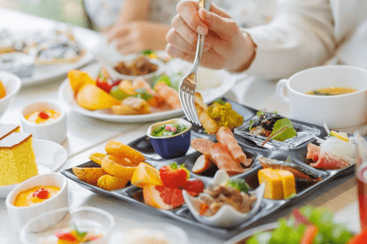 【ご朝食】レストラン「オーラ」にて、彩り豊かなブッフェをお楽しみいただけます。