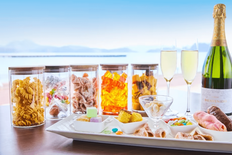 【オープンラウンジ】ドリンクや軽食などを豊富に取りそろえたラウンジでくつろぎのご滞在を。