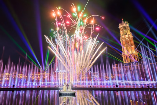 音楽噴水ショーとサーチライトが彩る光の絶景に花火が打ち上がる新ナイトショー