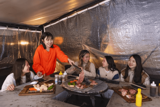 夜はワイワイ楽しくBBQ。