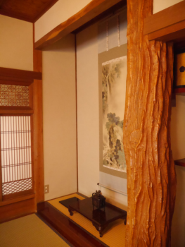 【本館　１５番】大浴場に近く庭の景色の良い和室 　樹齢３００年を超える楓 の天然木で作られた見事な床柱