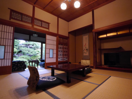 【離れ】８畳　源泉かけ流し内湯付（一例）