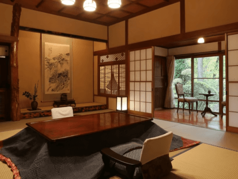 お部屋には専用のお炬燵をご用意（画像は露天付特別室２３番）